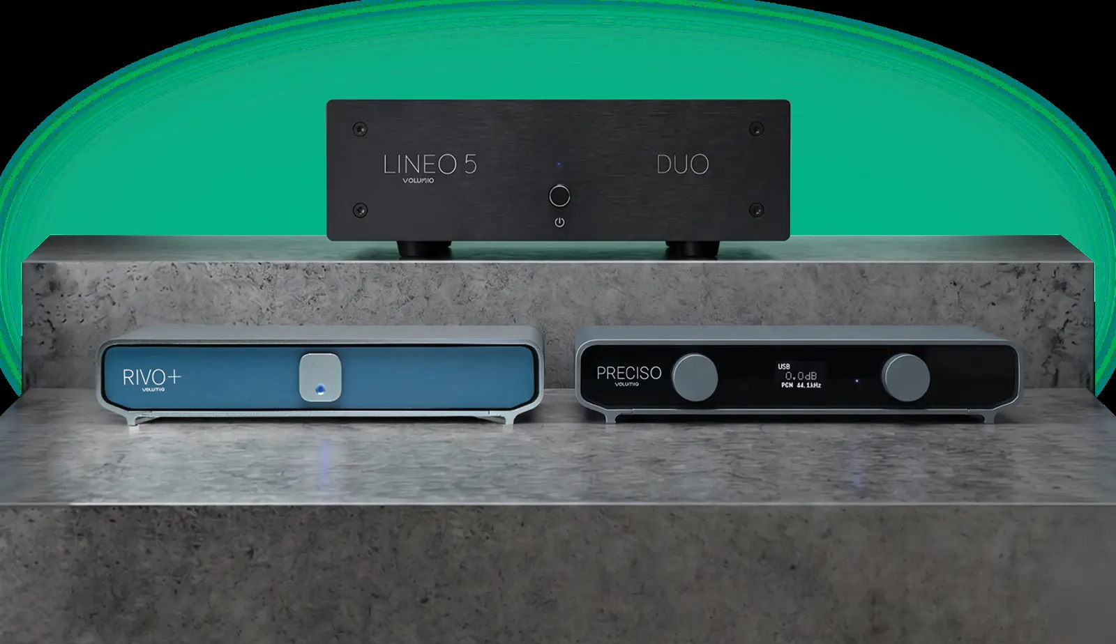 Lineo5 Duo on a concrete block, with Rivo+ and Preciso side by side on the step below and a green arc of light behind.
